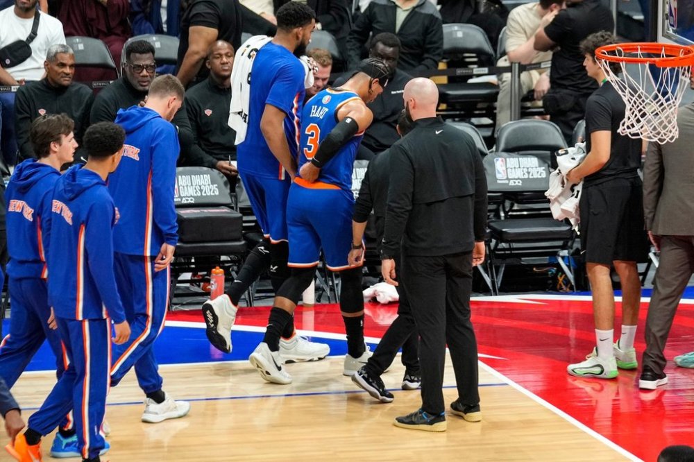 New York Knicks' Josh Hart walks off the court after being ejected during the first half of an NBA preseason basketball game against the Philadelphia 76ers, Thursday, Oct. 2, 2025, in Abu Dhabi, United Arab Emirates. (AP Photo/Altaf Qadri)