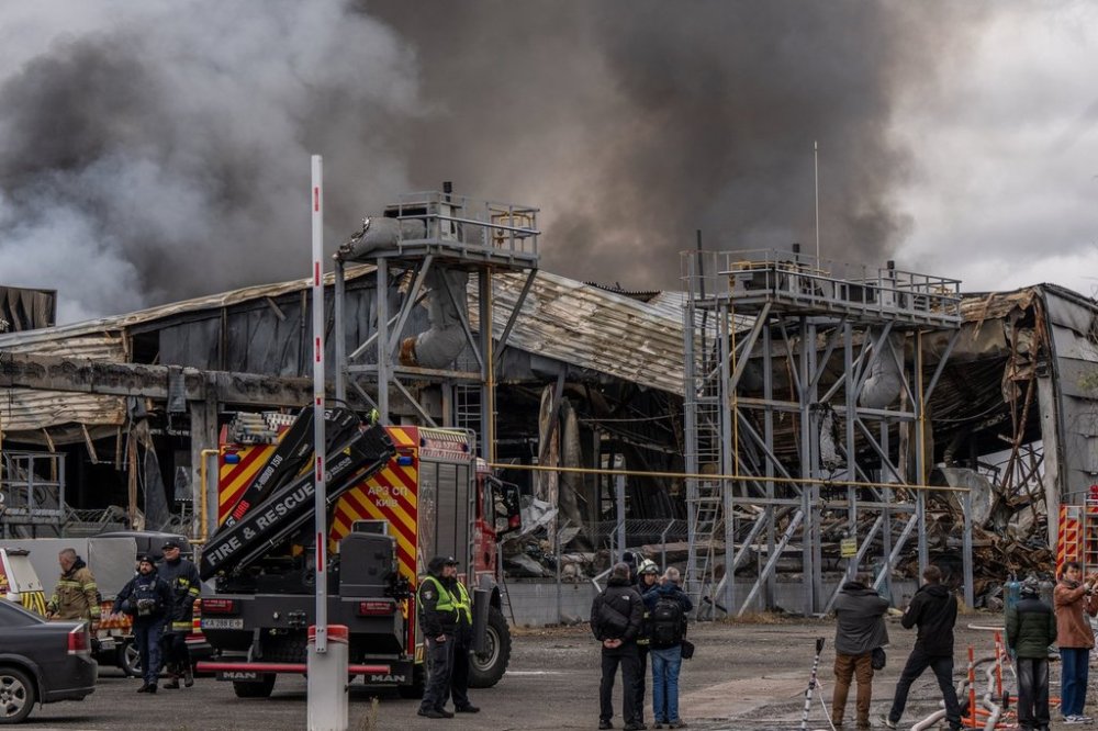 Smoke bellows from a warehouse that caught fire following a Russian attack, Saturday, Oct. 25, 2025, in Kyiv, Ukraine. (AP Photo/Julia Demaree Nikhinson)