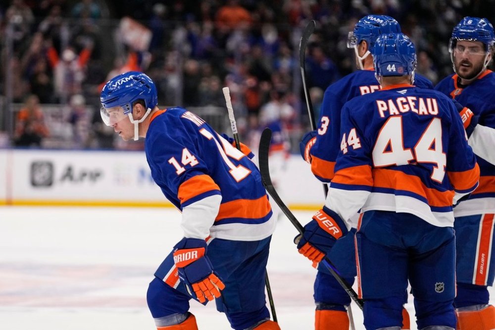 New York Islanders' Bo Horvat (14) celebrates with teammates after scoring a goal during the second period of an NHL hockey game against the Edmonton Oilers Thursday, Oct. 16, 2025, in Elmont, N.Y. (AP Photo/Frank Franklin II)