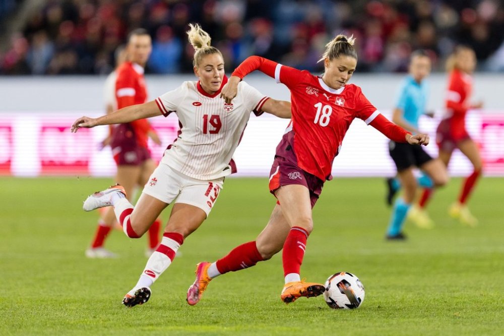 Switzerland's Viola Calligaris right, and Canada's Adriana Leon battle for the ball during a women's international friendly soccer match between Switzerland and Canada, Friday, Oct. 24, 2025, in Lucerne, Switzerland. (Philipp Schmidli/Keystone via AP)
