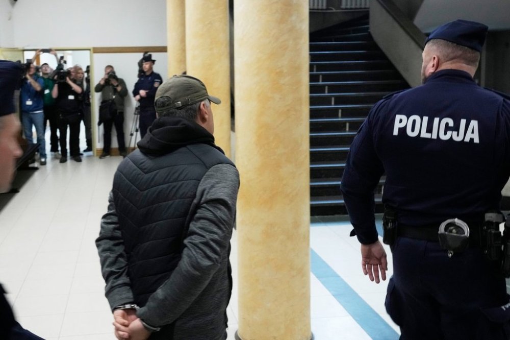 Ukrainian man who has been identified only as Volodymyr Z, center, who is suspected by German prosecutors of involvement in the 2022 attack on the Nord Stream gas pipelines leaves the courtroom of a regional court in Warsaw ,Poland, Friday, Oct. 17, 2025. (AP Photo/Czarek Sokolowski)