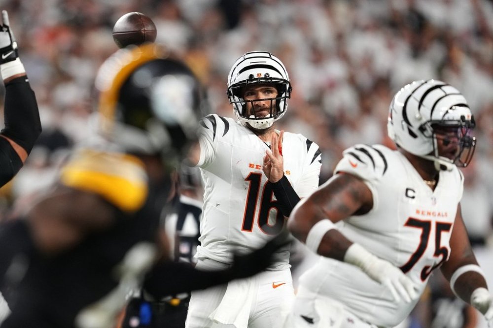 Cincinnati Bengals quarterback Joe Flacco (16) throws a pass during the second half of an NFL football game against the Pittsburgh Steelers in Cincinnati Thursday, Oct. 16, 2025. (AP Photo/Jeff Dean)