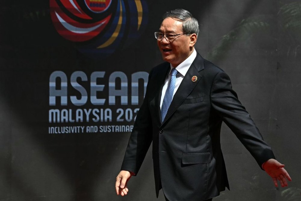 China's Premier Li Qiang arrives at the Kuala Lumpur Convention Centre to attend the 47th Association of Southeast Asian Nations (ASEAN) summit in Kuala Lumpur, Malaysia, Monday, Oct. 27, 2025. (Lillian Suwanrumpha/Pool Photo via AP)