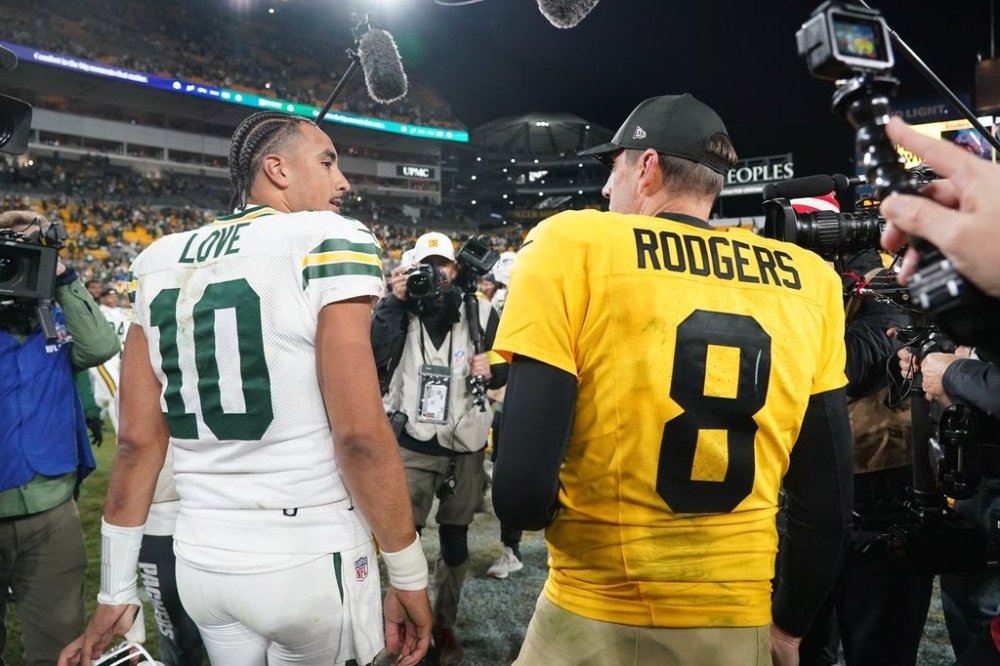 Green Bay Packers' Jordan Love talks to Pittsburgh Steelers' Aaron Rodgers after an NFL football game Sunday, Oct. 26, 2025, in Pittsburgh. (AP Photo/Matt Freed)