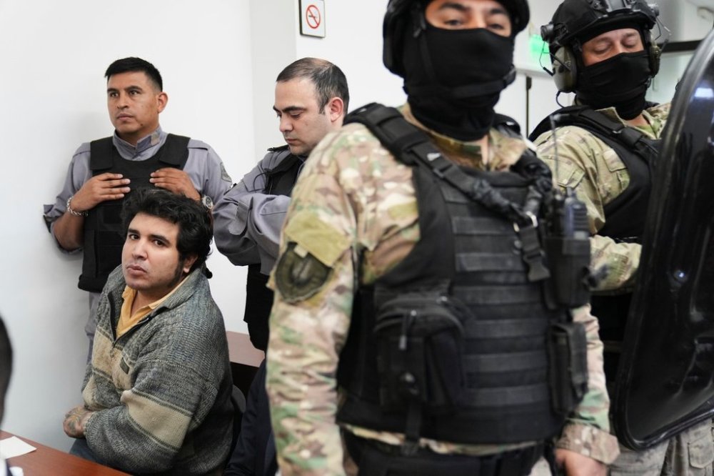 Fernando Sabag Montiel, left, attends the sentencing of those on trial for alleged responsibility for the attempted assassination of former President and Vice President Cristina Fernandez in Buenos Aires, Argentina, Wednesday, Oct. 8, 2025. Montiel, along with Brenda Uliarte and Nicolas Carrizo, is accused of planning and executing the 2022 attack, which Fernandez survived when the gun did not fire. (AP Photo/Rodrigo Abd)