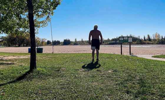 Swimmers hoping to get in one last dip at Birds Hill Park during last week's unseasonal heatwave found the lake empty. (Ruth Bonneville / Free Press)
