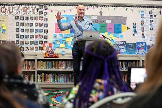 Paul Samyn speaks to students at Earl Grey School. (Ruth Bonneville / Free Press)