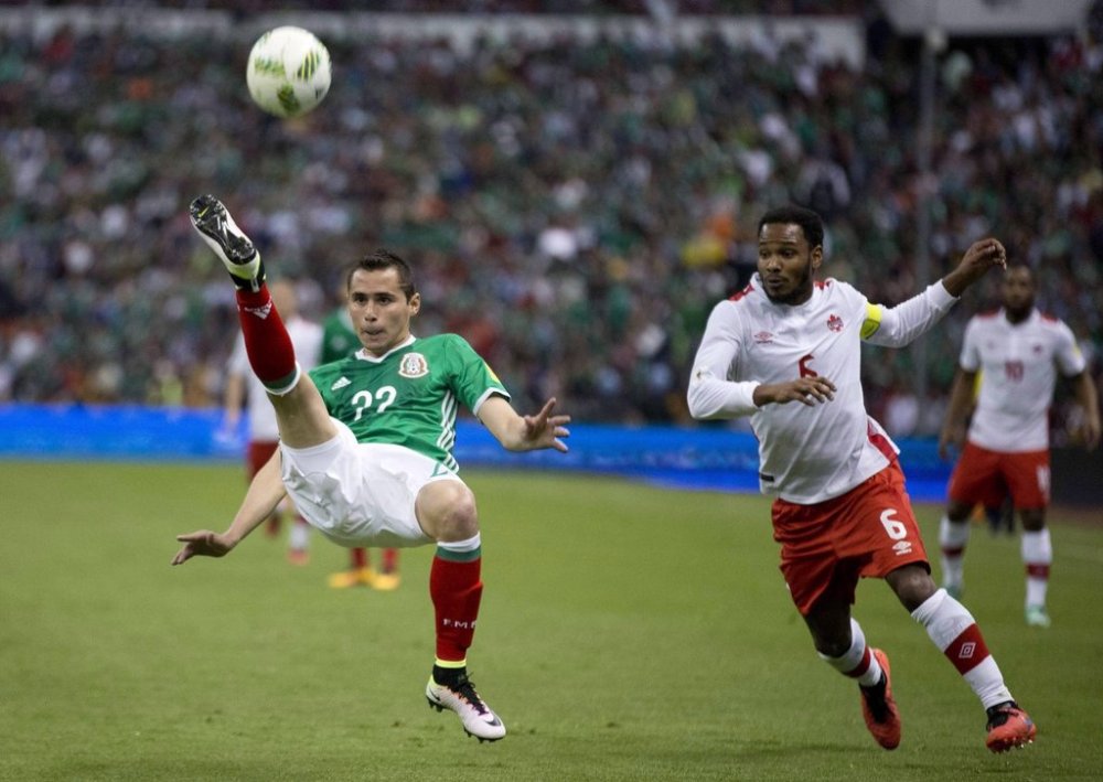 Mexico's Paul Aguilar kicks the ball under pressure from Canada's Julian de Guzman during a 2018 World Cup qualifying soccer match in Mexico City, Tuesday, March 29, 2016. (AP Photo/Eduardo Verdugo)