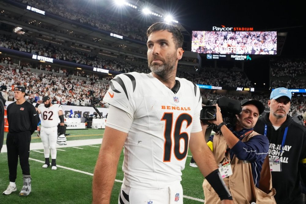 Cincinnati Bengals quarterback Joe Flacco leaves the field following an NFL football game against the Pittsburgh Steelers in Cincinnati Thursday, Oct. 16, 2025. (AP Photo/Jeff Dean)