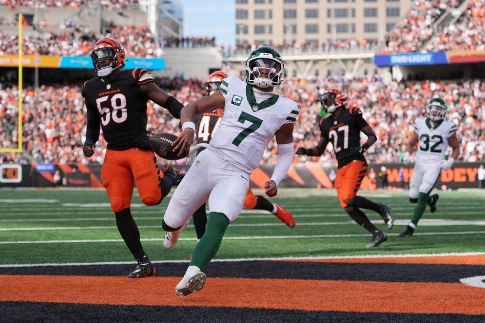 New York Jets quarterback Justin Fields (7) runs into the end zone for a two-point conversion during the second half of an NFL football game against the Cincinnati Bengals, Sunday, Oct. 26, 2025, in Cincinnati. (AP Photo/Joshua A. Bickel)