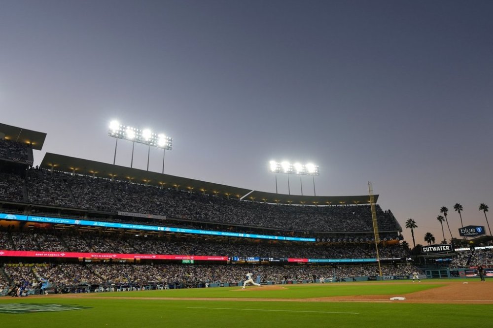 Los Angeles pitcher Dodgers' Shohei Ohtani throws against the Toronto Blue Jays during the fourth inning in Game 4 of baseball's World Series, Tuesday, Oct. 28, 2025, in Los Angeles. (AP Photo/Ashley Landis)