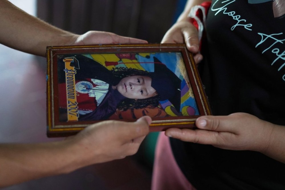 Carmen Gavidia Ramírez holds a 2007 portrait of her niece Kenia, who died in a traffic accident in Jackson County, Georgia, at her home in Tepetitan, El Salvador, Wednesday, Oct. 15, 2025. (AP Photo/Salvador Melendez)