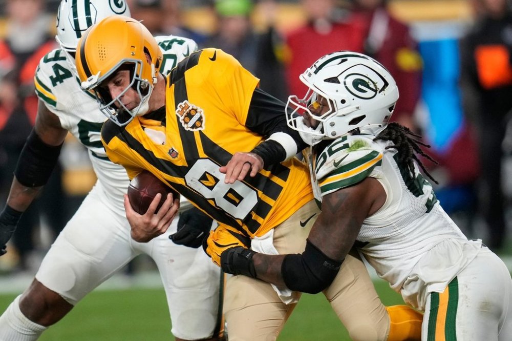Green Bay Packers' Rashan Gary sacks Pittsburgh Steelers' Aaron Rodgers during the second half of an NFL football game Sunday, Oct. 26, 2025, in Pittsburgh. (AP Photo/Sue Ogrocki)