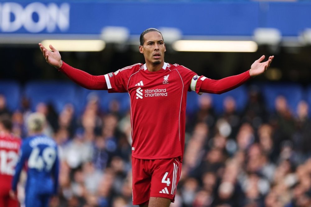 Liverpool's Virgil van Dijk gestures during the English Premier League soccer match between Chelsea and Liverpool at Stamford Bridge in London, Saturday, Oct. 4, 2025. (AP Photo/Ian Walton)
