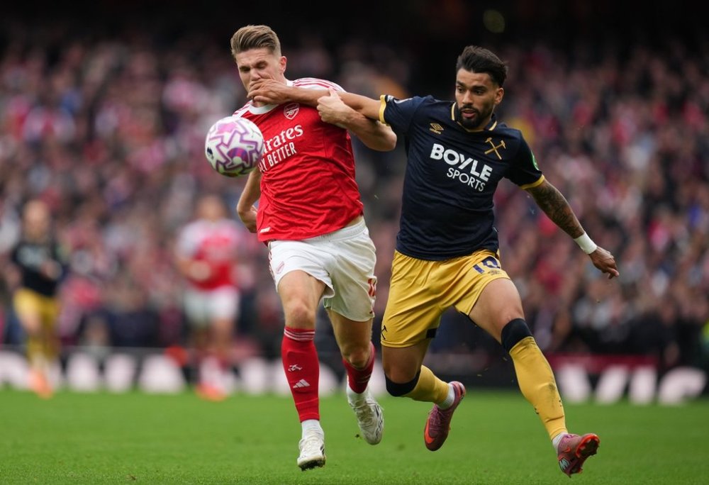 FILE - Arsenal's Viktor Gyoekeres, left, and West Ham's Lucas Paqueta challenge for the ball during the English Premier League soccer match between Arsenal and West Ham United at the Emirates stadium in London, on Oct. 4, 2025. (AP Photo/Kirsty Wigglesworth, File)