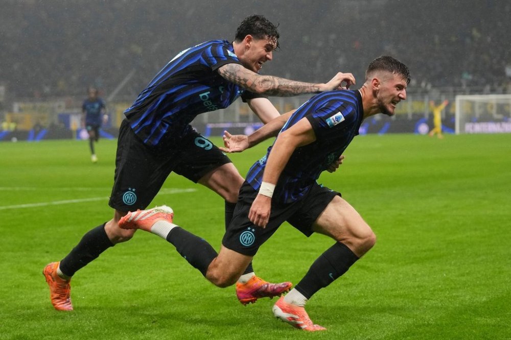Inter Milan's Petar Sucic celebrates with his teammate Alessandro Bastoni after scoring his side's second goal during the Serie A soccer match between Inter Milan and Fiorentina in Milan, Italy, Wednesday, Oct. 29, 2025. (AP Photo/Antonio Calanni)