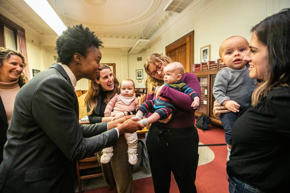 MIKAELA MACKENZIE / FREE PRESS
Health Minister Uzoma Asagwara (left) chats with Hannah James (with nine-month-old Margaret Chenier), Brianna Boyse (with five-month-old Julien Croy), and Eleni Kirkikis (with eight-month-old Rudy Smith-Kirkikis) after announcing a new Manitoba parenting website on Wednesday.