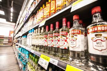 MIKAELA MACKENZIE / FREE PRESS The Liquor Mart at Portage and Burnell on Friday, Sept. 26, 2025. For Tyler story. Free Press 2025