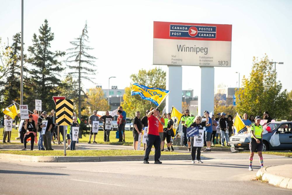 MIKAELA MACKENZIE / FREE PRESS
Postal workers picket at the Canada Post mail processing plant on Wellington Avenue.