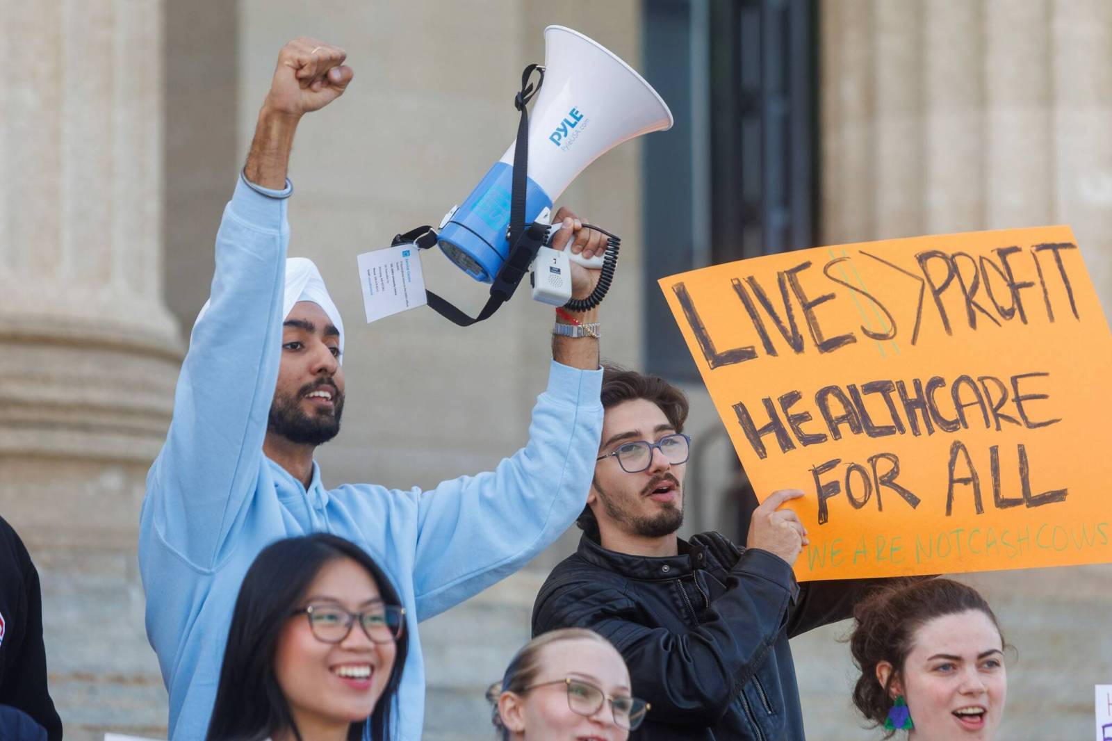 U of M students’ union holds rally at legislature to get answers on ...