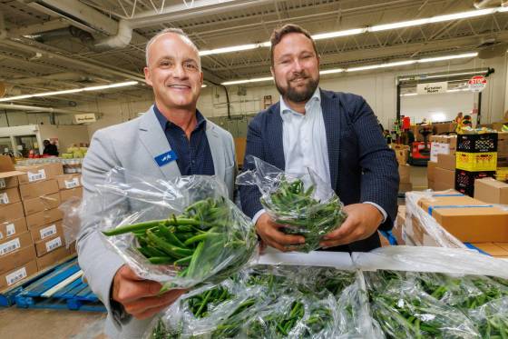Harvest Manitoba president and CEO Vince Barletta (right) with Farm Credit Canada vice-president Barry Watson (Mike Deal / Free Press)
