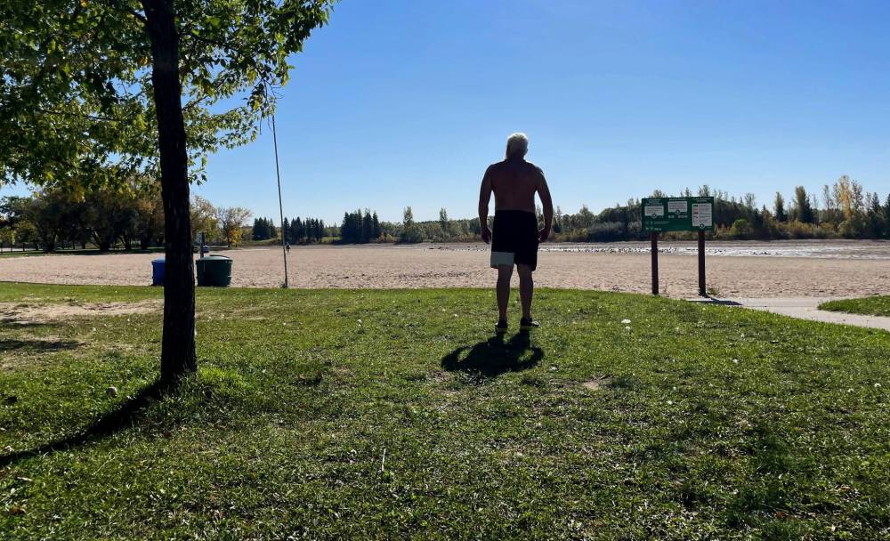 RUTH BONNEVILLE / FREE PRESS
The beach at Birds Hill park was nearly empty Thursday, despite summery temperatures that did draw some who hoped to get one last swim of the season.