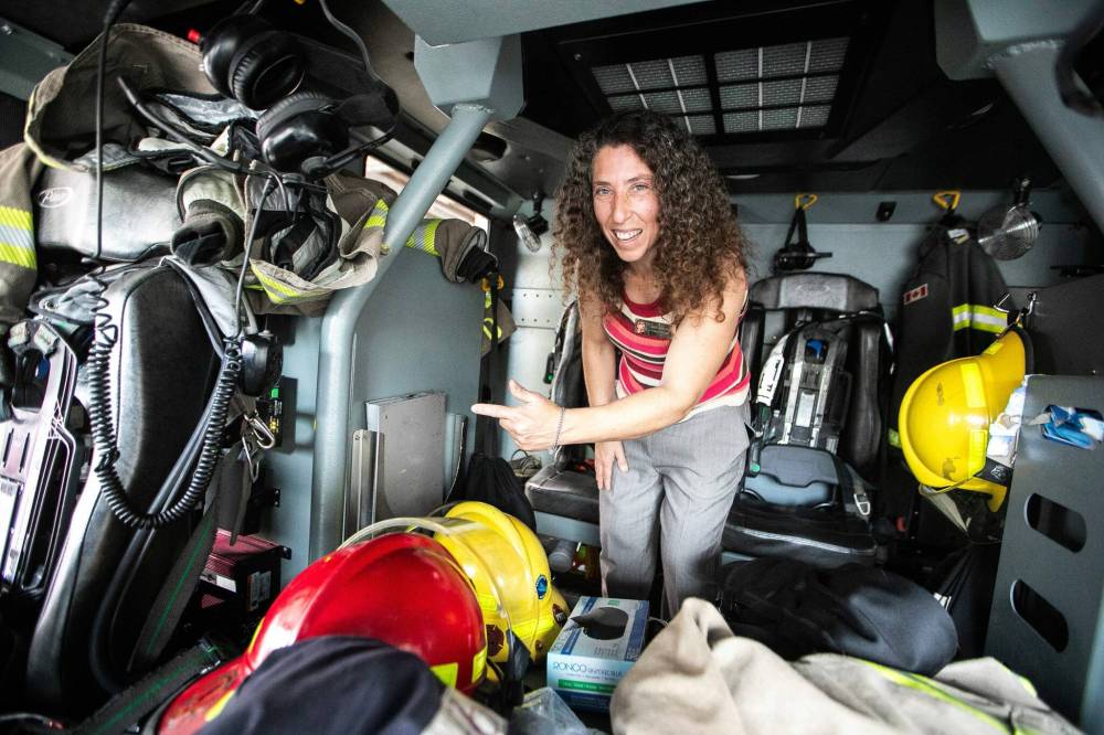 MIKAELA MACKENZIE / FREE PRESS
Linda Hathout, WFPS program manager, points out the WFPS preemption system installed in a fire truck on Friday.