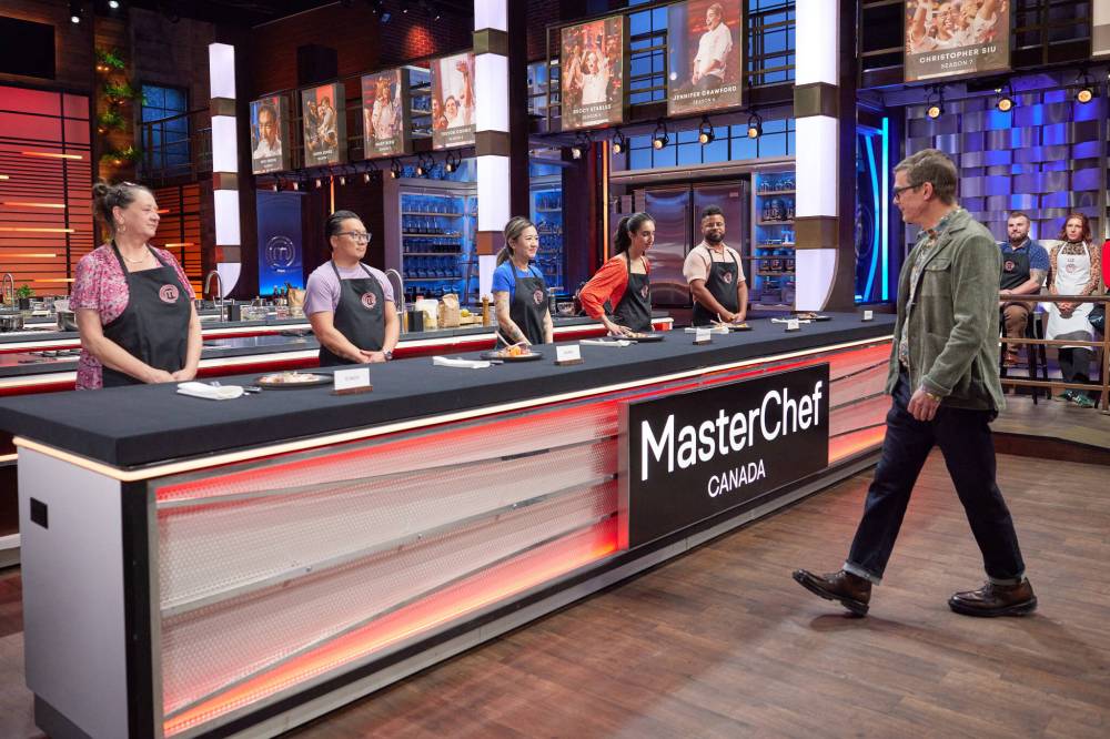 MASTERCHEF CANADA
Contestant Daniel Ebanks (far right) awaits MasterChef Canada judge Hugh Acheson’s verdict on his lamb chops and polenta dish.