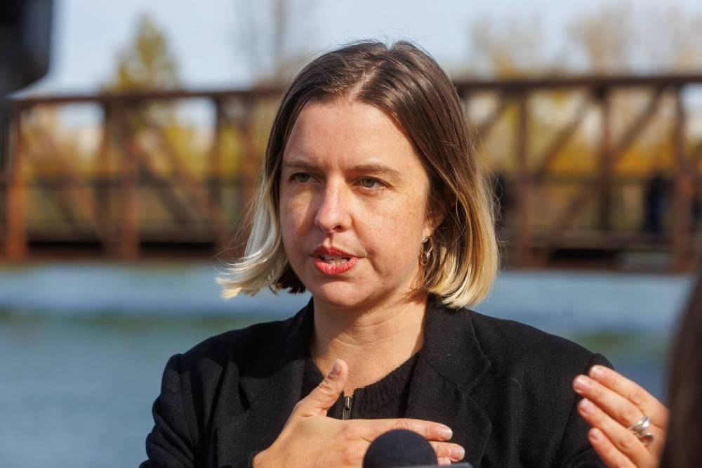 MIKE DEAL / FREE PRESS
Laura Cameron, director of the Manitoba Climate Action Team, speaks to journalists after Monday’s news conference.