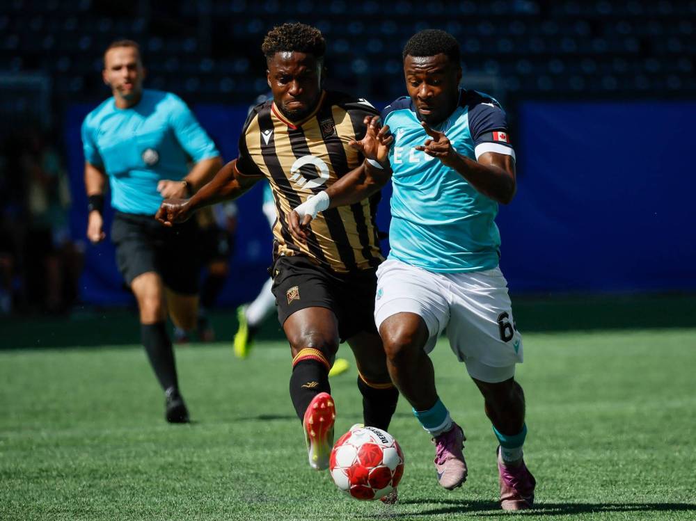 JOHN WOODS / FREE PRESS FILES
Valour FC’s captain Raphael Ohin (left) defends against Pacific FC’s Yann Toualy the last time the two clubs met. Valour hosts its final home game of the regular season Saturday against the Halifax Wanderers before concluding the season on the road against Pacific on Oct. 18.