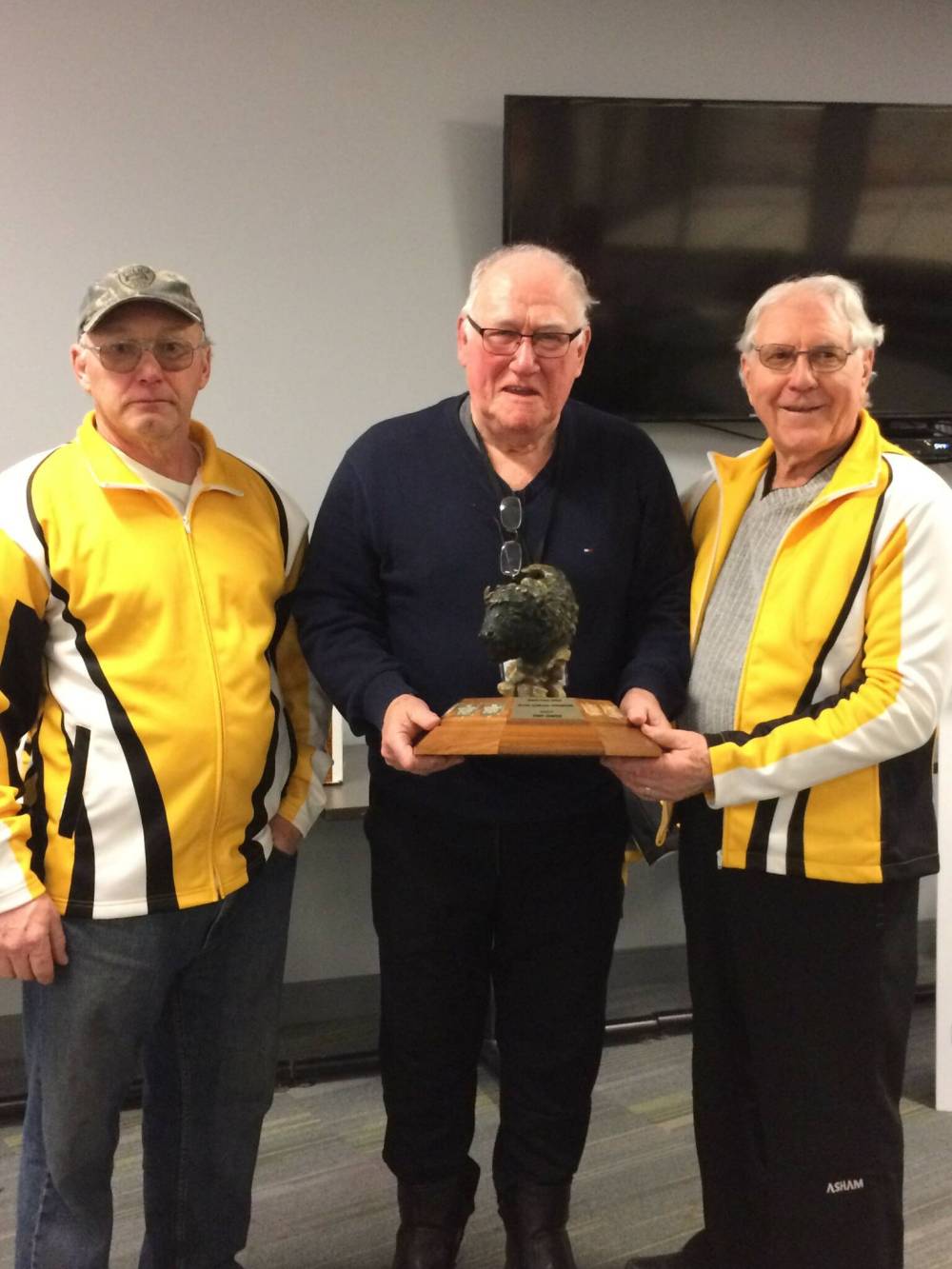 Fornecido Ernie Oliver (à direita) venceu o campeonato de stick curling para 2 pessoas em Manitoba 2019 com Ross MacMillan. O amigo de longa data de Ernie, Harold Cook, entregou o troféu do campeonato.