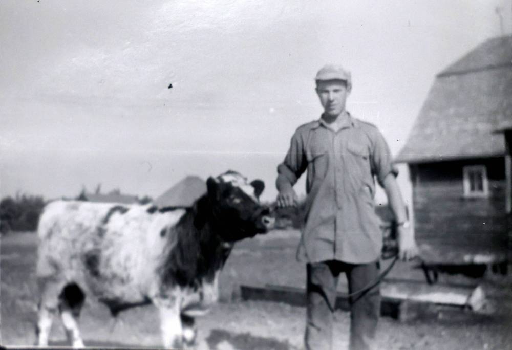 Fornecido Ernie Oliver cresceu em uma fazenda em Marquette.