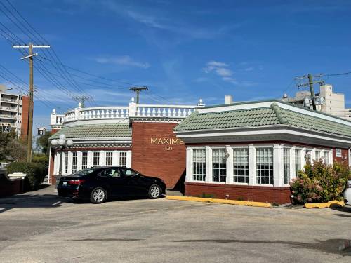 RUTH BONEVILLE / FREE PRESS FILES
                                Maxime’s Restaurant and Lounge has suspended new reservations as it prepares to close after more than 40 years.