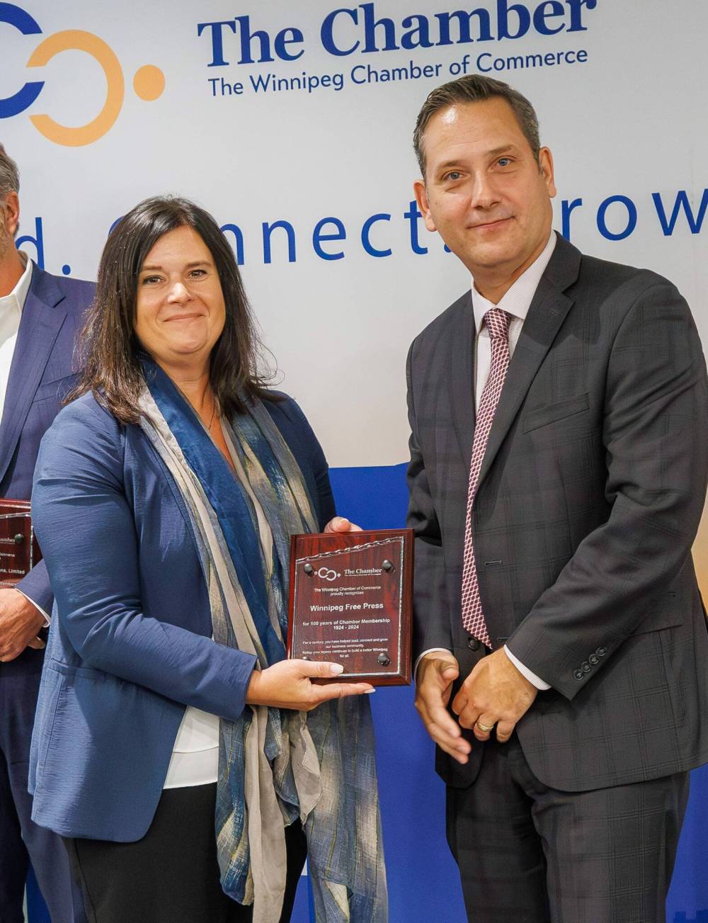 MIKE DEAL / FREE PRESS
Winnipeg Chamber of Commerce president Loren Remillard presents Michele Prysazniuk, V-P, revenue and business development at the Free Press, with a legacy award on Thursday.