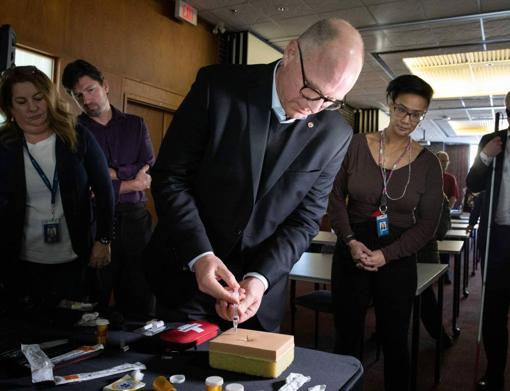 JESSICA LEE / FREE PRESS FILES
Mayor Scott Gillingham learned how to administer naloxone at city hall in 2023.