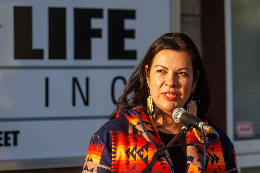 MIKE DEAL / FREE PRESS
In Garden City on Tuesday, Minister of Northern and Arctic Affairs Rebecca Chartrand announced more than $10 million to repair and renovate hundreds of rental homes in Manitoba.