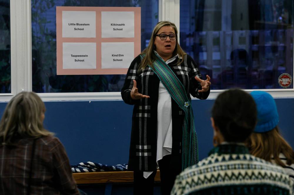 JOHN WOODS / FREE PRESS
Teresa Byrne, a Métis way of life teacher, speaks to some parents and students during a Wolseley School renaming community meeting Tuesday.