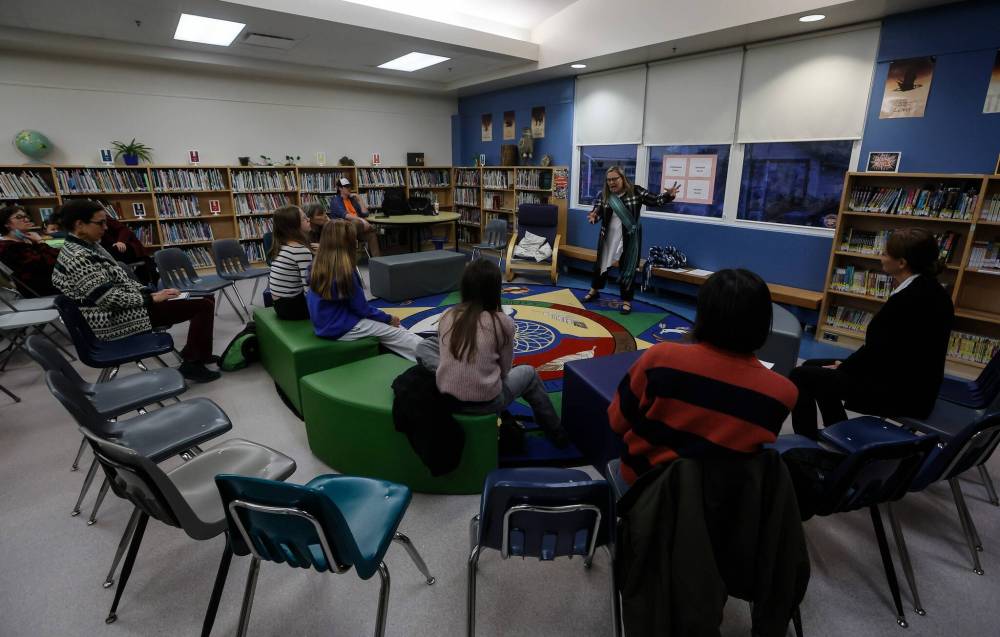 JOHN WOODS / FREE PRESS
Teresa Byrne, a Métis way of life teacher, speaks to some parents and students during a Wolseley School renaming community meeting Tuesday.