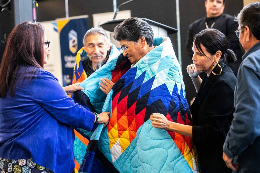 MIKAELA MACKENZIE / FREE PRESS
Carla Loewen, University of Manitoba Indigenous Student Centre director (left), and Lorena Fontaine, department head (right), present Ovide Mercredi with a star blanket at the event, Wednesday.