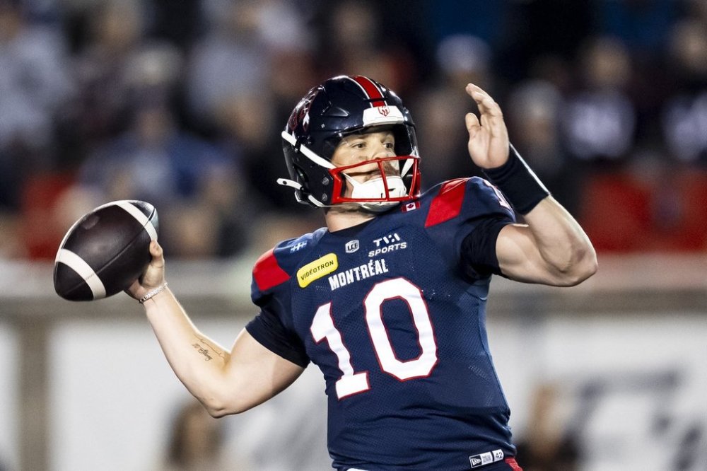 Montreal Alouettes quarterback Davis Alexander (10) throws a pass during first half CFL action in Montreal against the Calgary Stampeders, on Friday, Sept. 26, 2025. THE CANADIAN PRESS/Christopher Katsarov