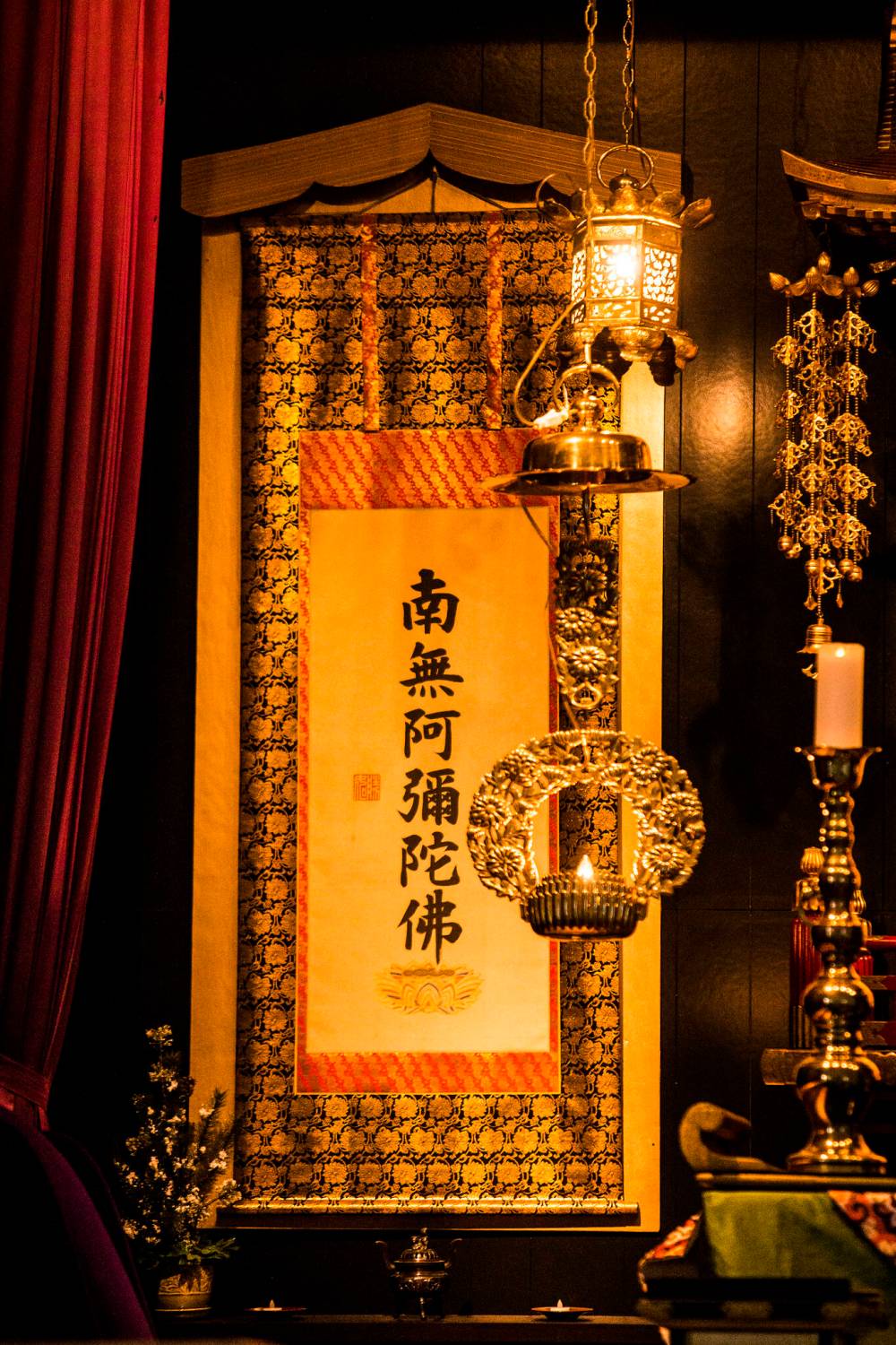 MIKAELA MACKENZIE / FREE PRESS FILES
The altar at the Manitoba Buddhist Temple in Winnipeg. Winnipeggers interested in learning about the Buddhist idea of karma are invited to a free public workshop at the temple from 10 a.m. to noon Saturday.