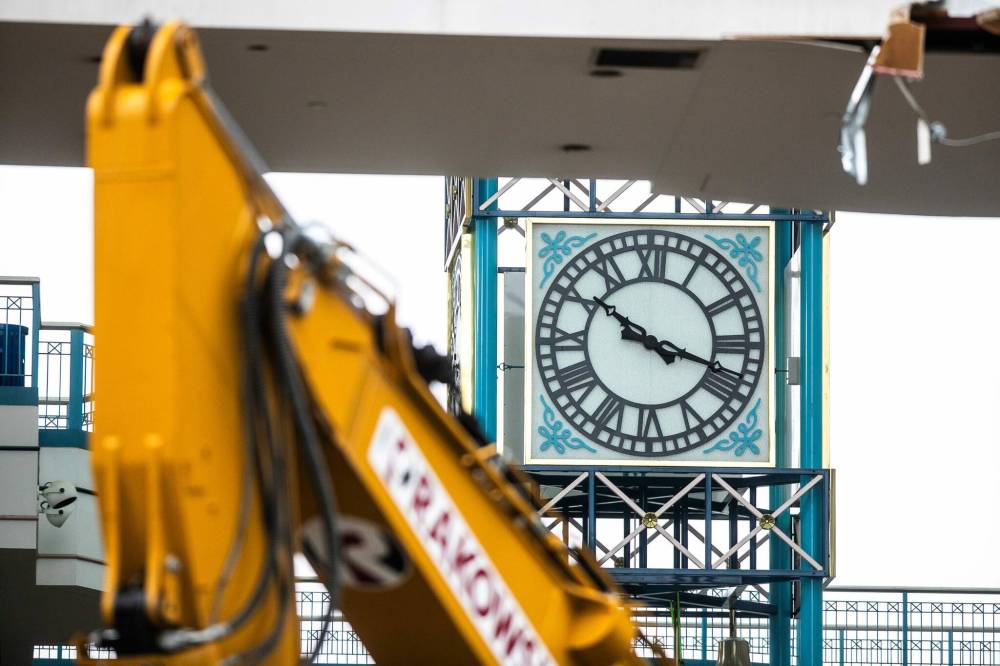 MIKAELA MACKENZIE / FREE PRESS
The clock, with its unique terra cotta panels, has stood tall at the downtown mall since it opened in September 1987.