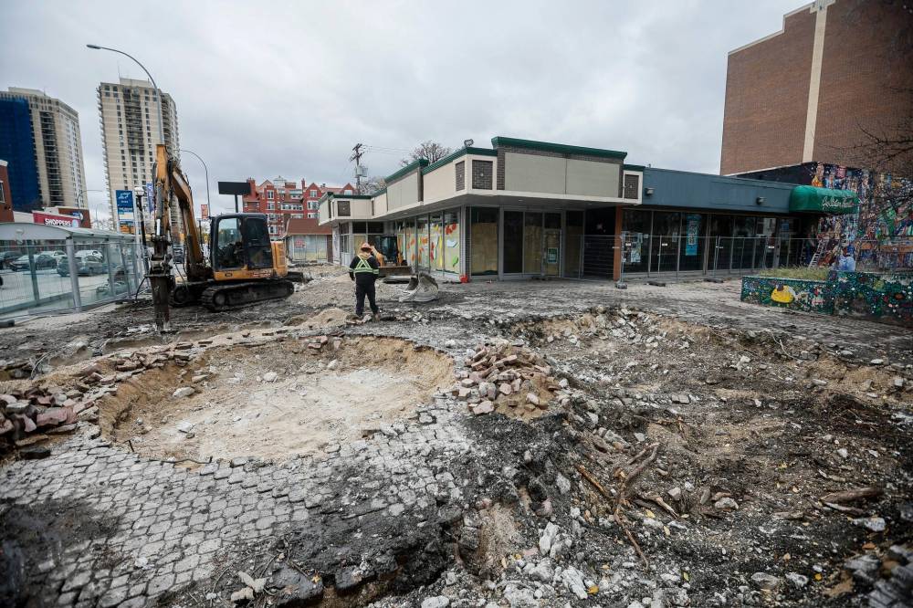 JOHN WOODS / FREE PRESS
A crew works on redeveloping the northeast corner of Osborne and River Tuesday, October 21, 2025.