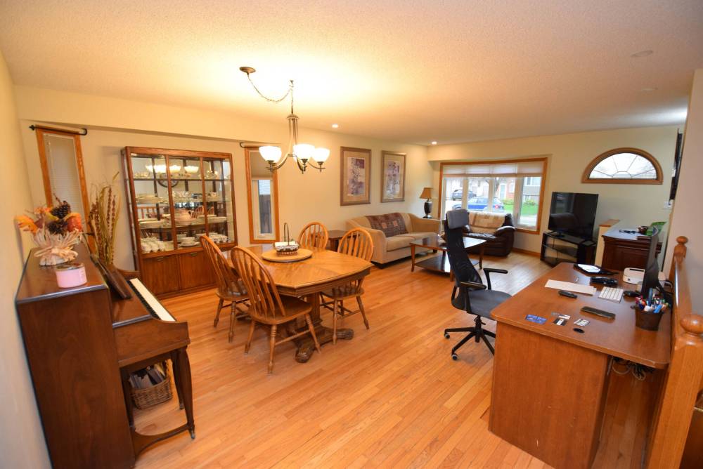 TODD LEWYS / FREE PRESS
                                Families will love the versatile, open-concept living room/dining room.