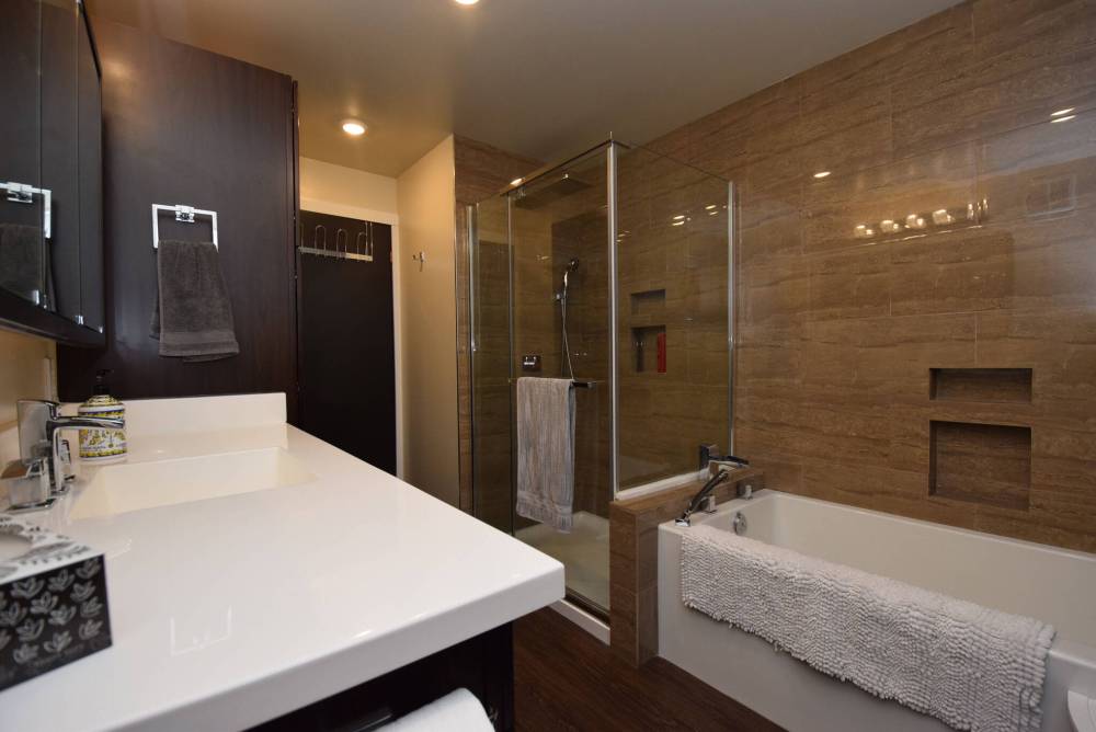 TODD LEWYS / FREE PRESS
                                You feel like you’ve stepped into your own private spa when you walk into the richly finished and well-appointed main bath.
