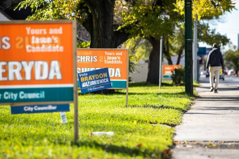 MIKAELA MACKENZIE / FREE PRESS
Elmwood byelection candidate lawn signs