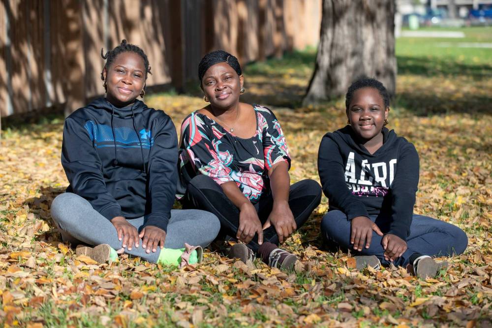BROOK JONES / FREE PRESS
Funmilayo Adewusi (centre) says New Journey Housing helped make getting settled in Canada easier for her and her daughters Racheal, 13 (left) and Awesome, 9.