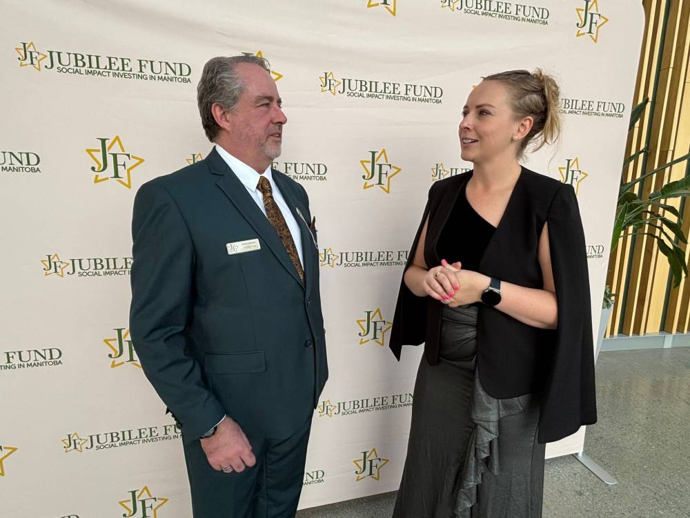 AARON EPP / WINNIPEG FREE PRESS
Peter Cantelon, executive director at the Jubilee Fund, and Tessa Blaikie Whitecloud, the premier’s senior advisor on ending chronic homelessness, share a word after the Jubilee Fund’s annual champagne brunch Saturday at the Leaf.