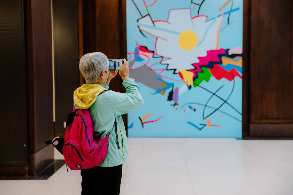 SPRING MORRIS PHOTO
Dee Barsy’s art stops some travellers in their tracks.