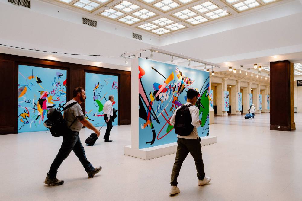 SPRING MORRIS PHOTO
Thousands of people a day
pass by Dee Barsy’s work
at Toronto’s Union Station.